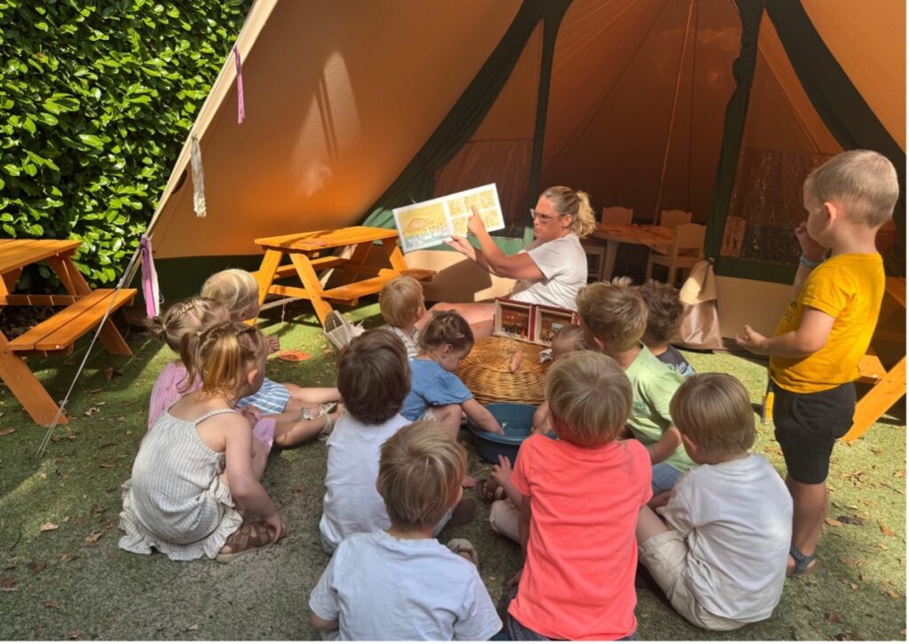 Voorlezen in de tent tijdens de zomervakantie
