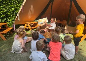 Voorlezen in de tent